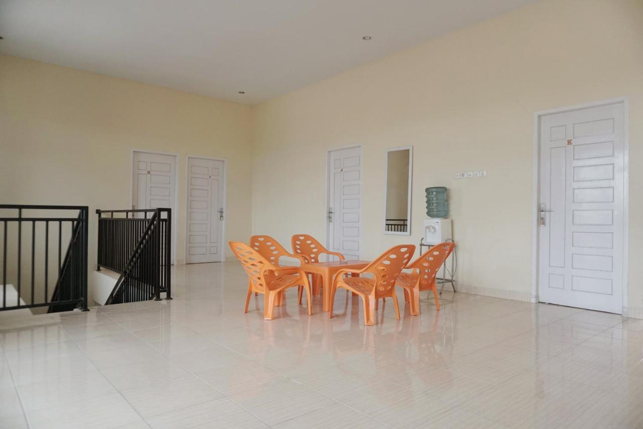 Oyo 1394 Rumaisa Homestay Syariah Pekanbaru Exterior foto